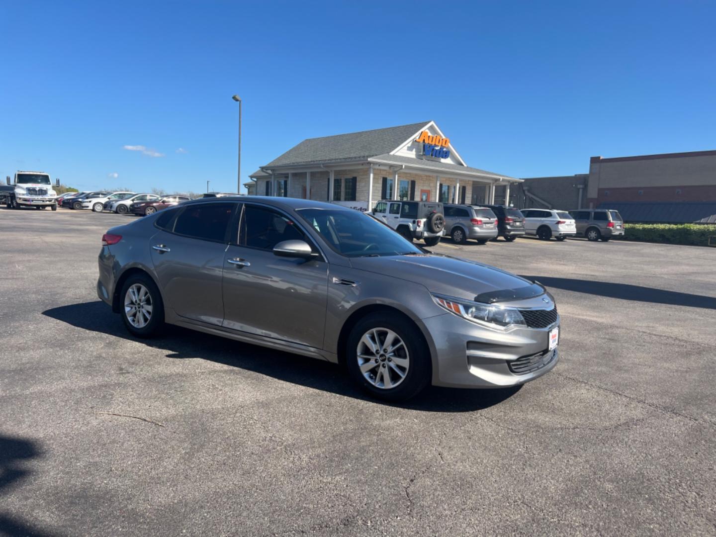 2017 GRAY Kia Optima LX (5XXGT4L36HG) with an 2.4L L4 DOHC 16V engine, 6A transmission, located at 420 I-35E, Lancaster, TX, 75146, (469) 297-4144, 32.593929, -96.823685 - Photo#7